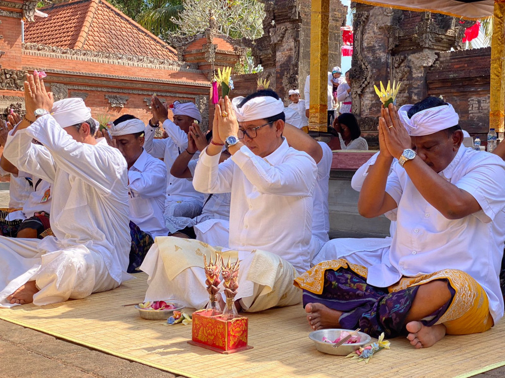Sekda Adi Arnawa Hadiri Karya Melaspas di Pura Gede Dalem Kepug Br. Tengah Kelod Gulingan